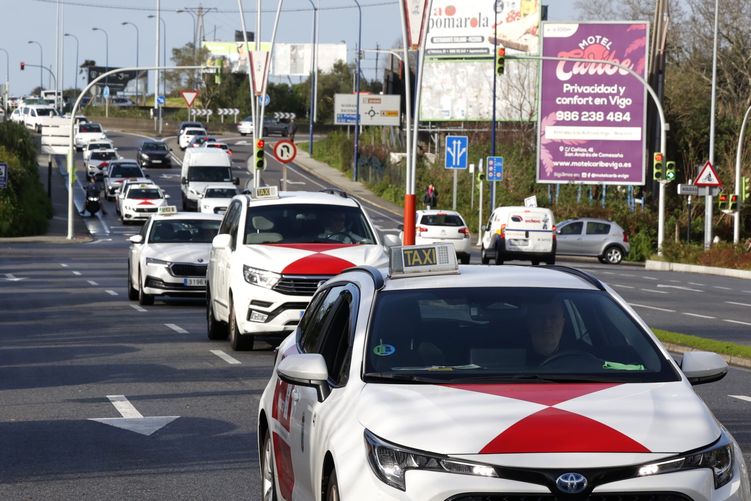 Decenas de taxistas se manifiestan en Vigo, tocando el claxon, en protesta por el precio de los seguros