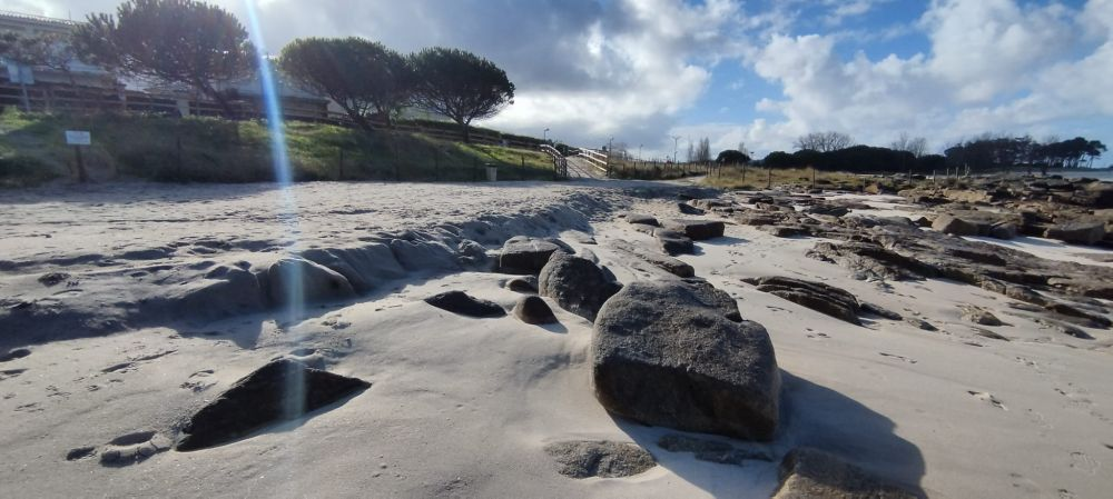 El Concello restaura la Praia do Baluarte, en Coruxo, para frenar la pérdida de superficie arenosa