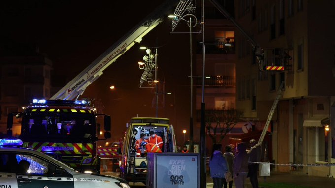 Doce horas después, queda apagado el incendio de Tui que obligó a desalojar varios edificios