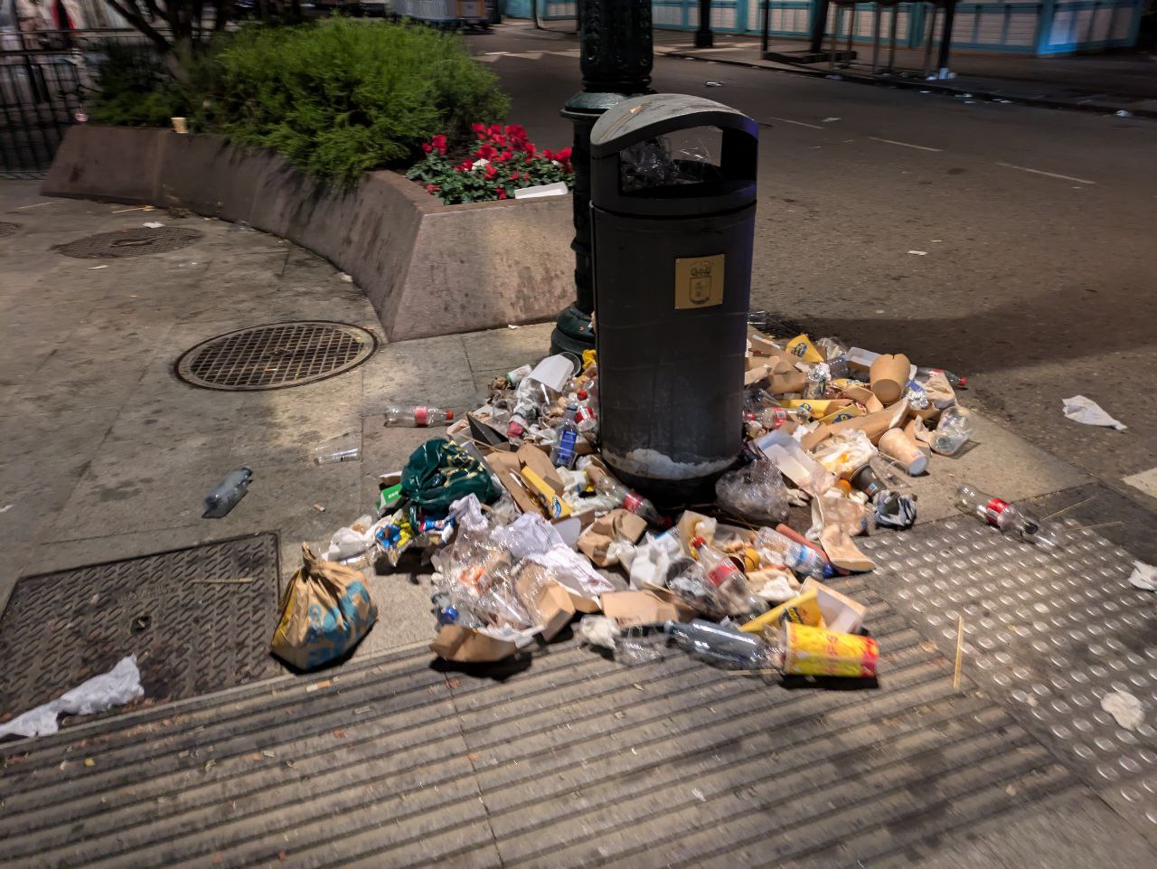 El mercado Cíes Market ha causado un "impacto irreparable" en el jardín y árboles de la Alameda