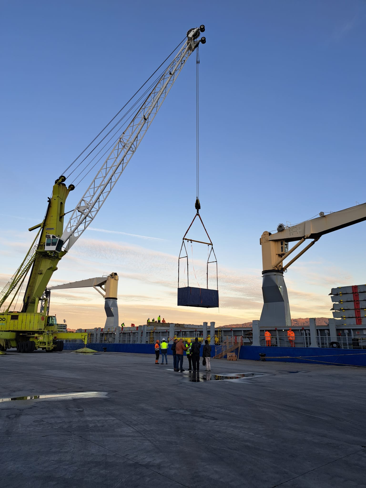 El Puerto de Vigo inicia la remoción y trincaje en el buque 'HC Eva Marie', que transporta obuses