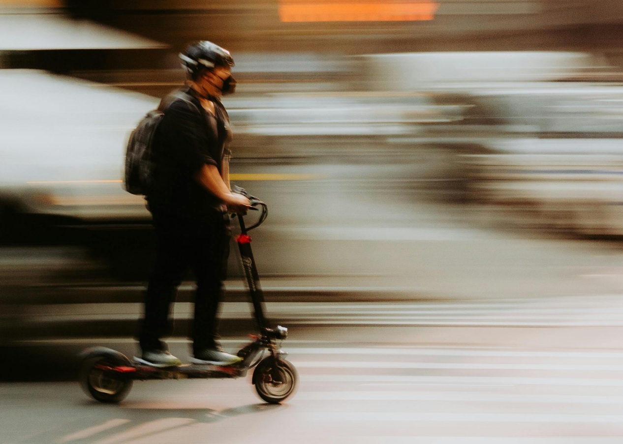 A la fuga en patinete, por el centro