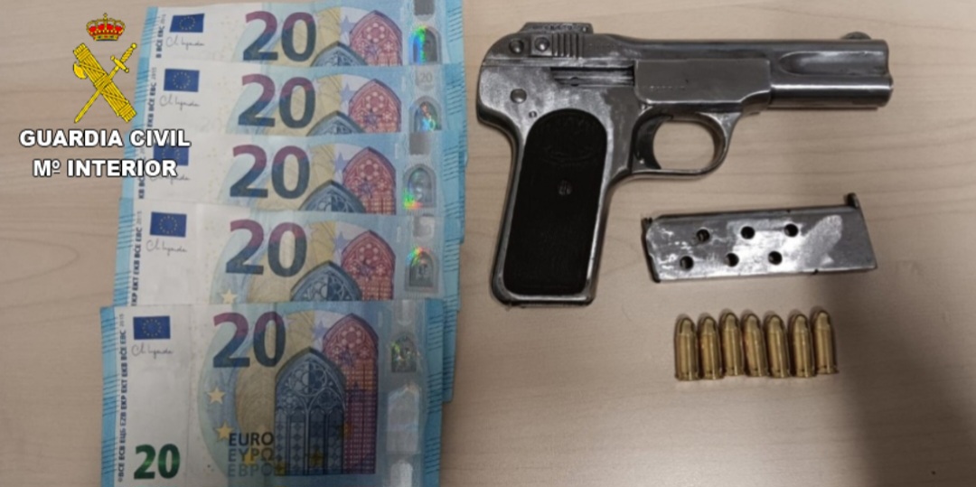 Arrestado tras sorprenderlo con una Browning del calibre 7,65, para la que no tenía permiso