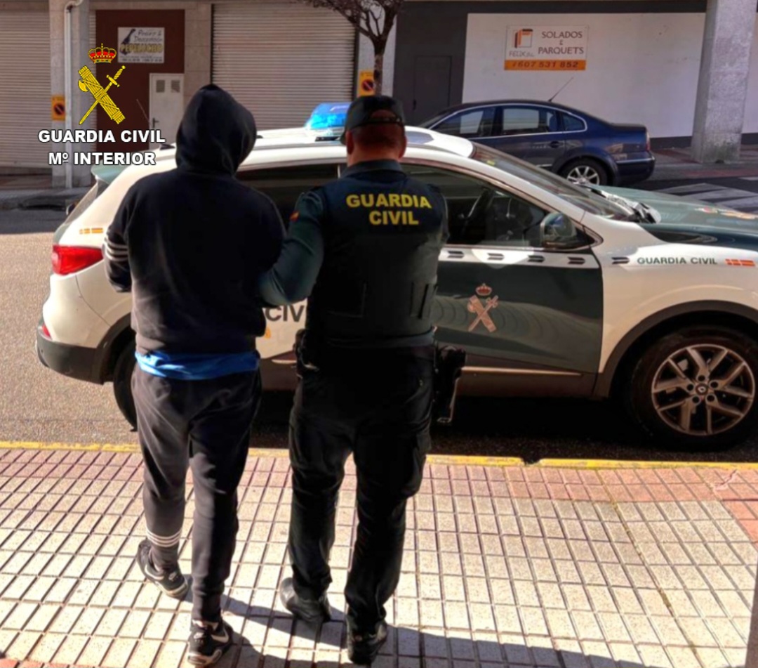 Arrestado in fraganti cuando robaba en una gasolinera