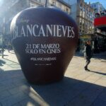 Disney patrocina la película 'Blancanieves', con una manzana gigante en la Farola de Urzáiz