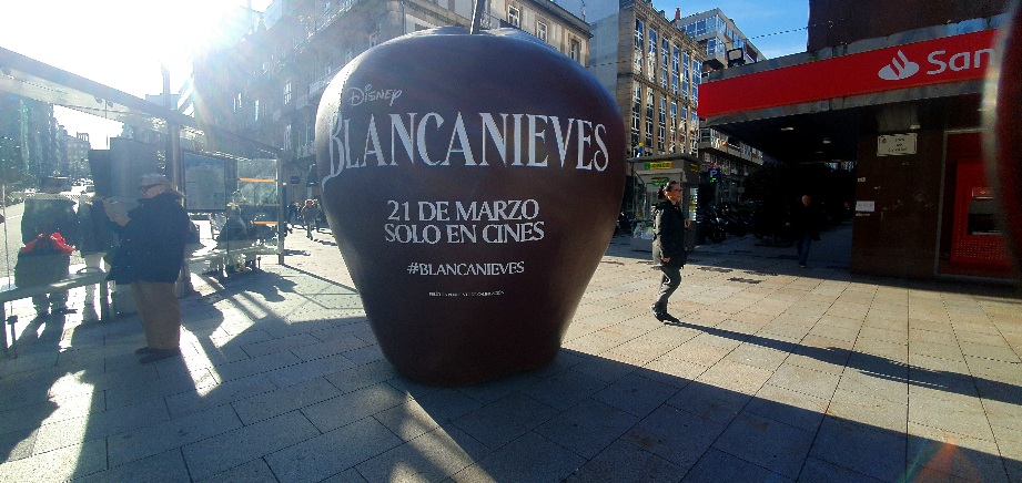 Disney patrocina la película 'Blancanieves', con una manzana gigante en la Farola de Urzáiz