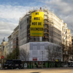 "No nos callarán": Greenpeace despliega una enorme pancarta frente a la embajada de Estados Unidos