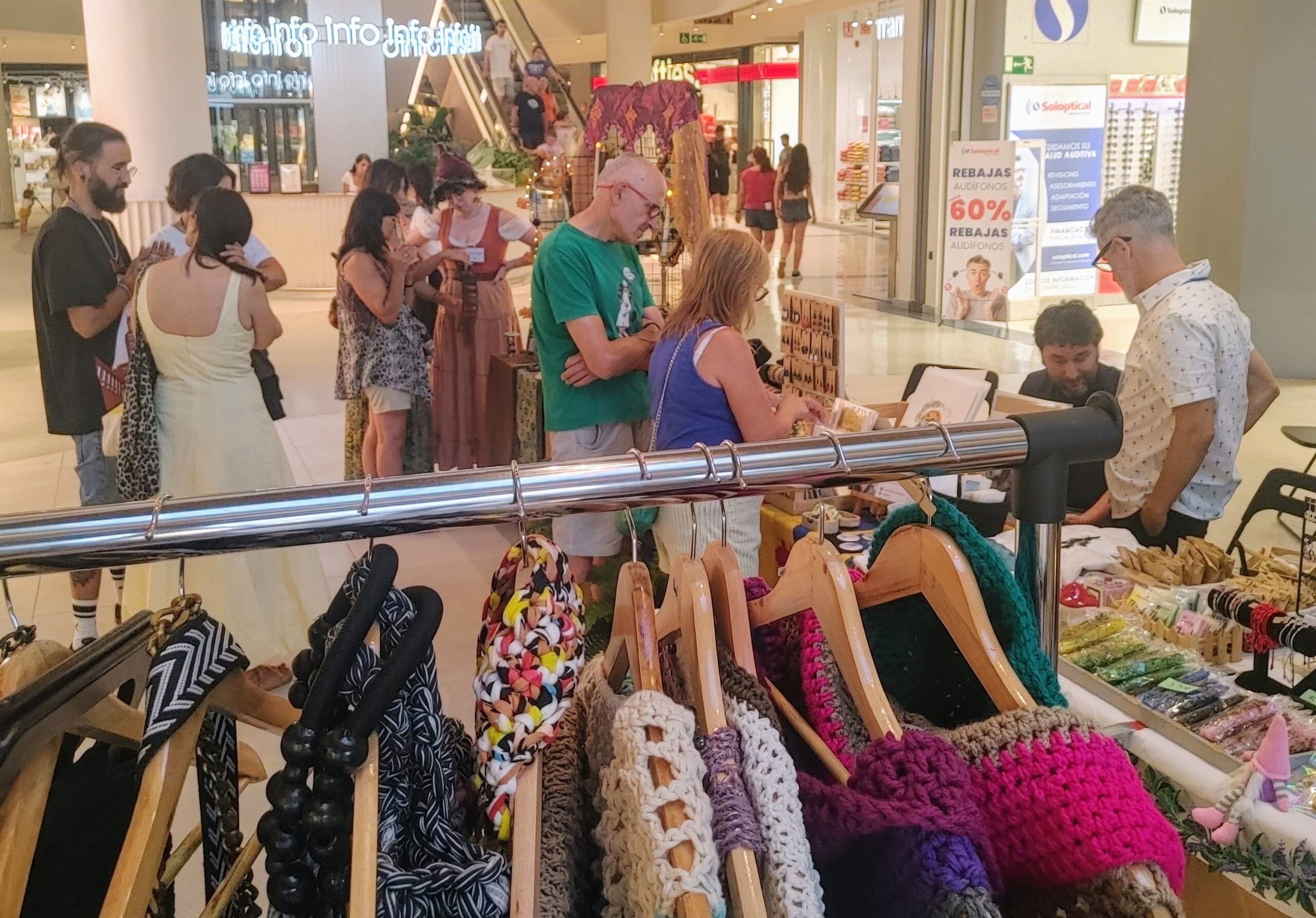 Desde ropa, joyería, pasando por pintura, en el mercado de arte Mona, desde este jueves en Vigo