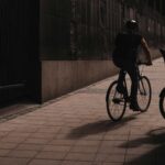 Fuerza un portal para robar y escapa en bicicleta