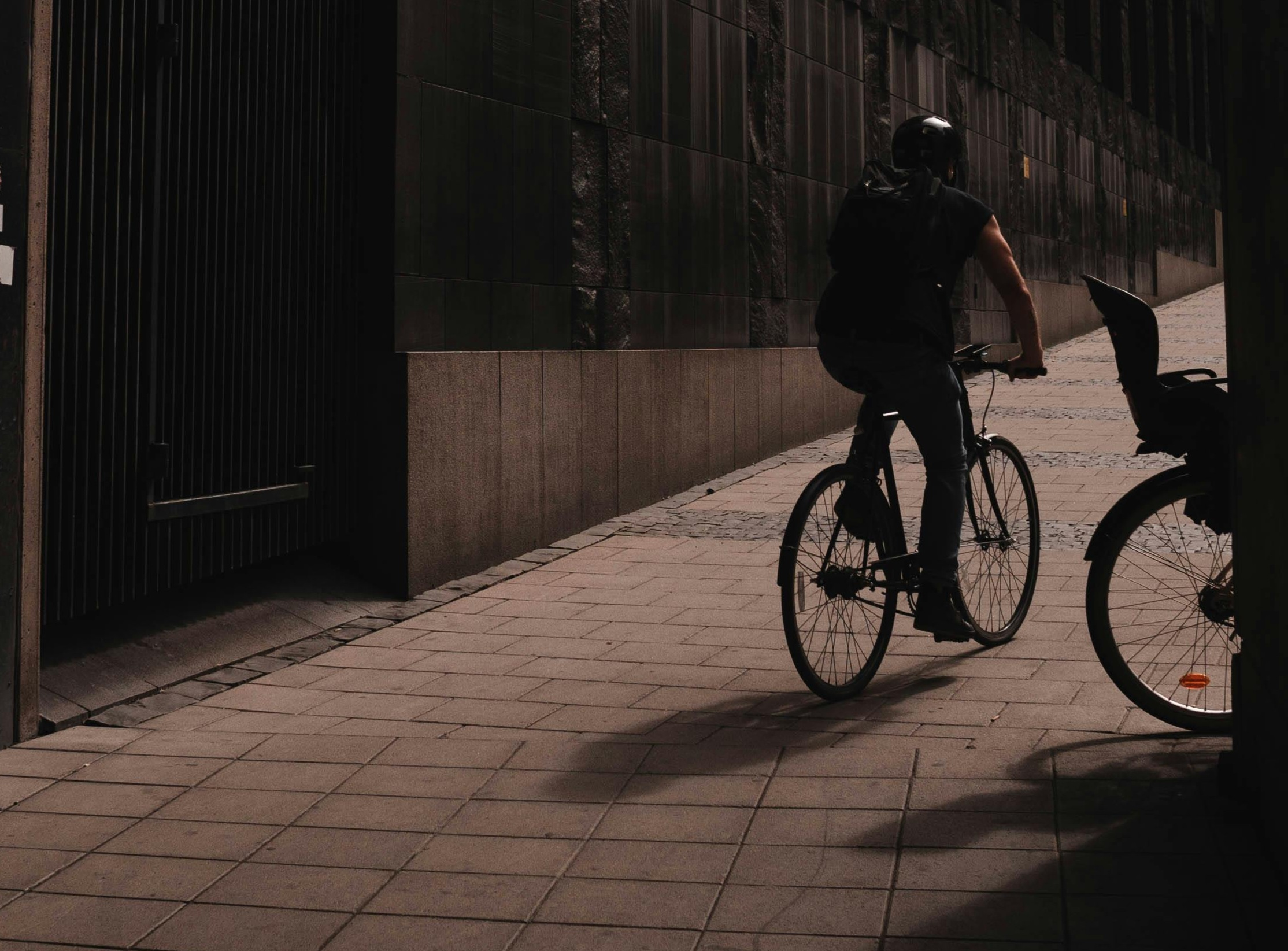 Fuerza un portal para robar y escapa en bicicleta